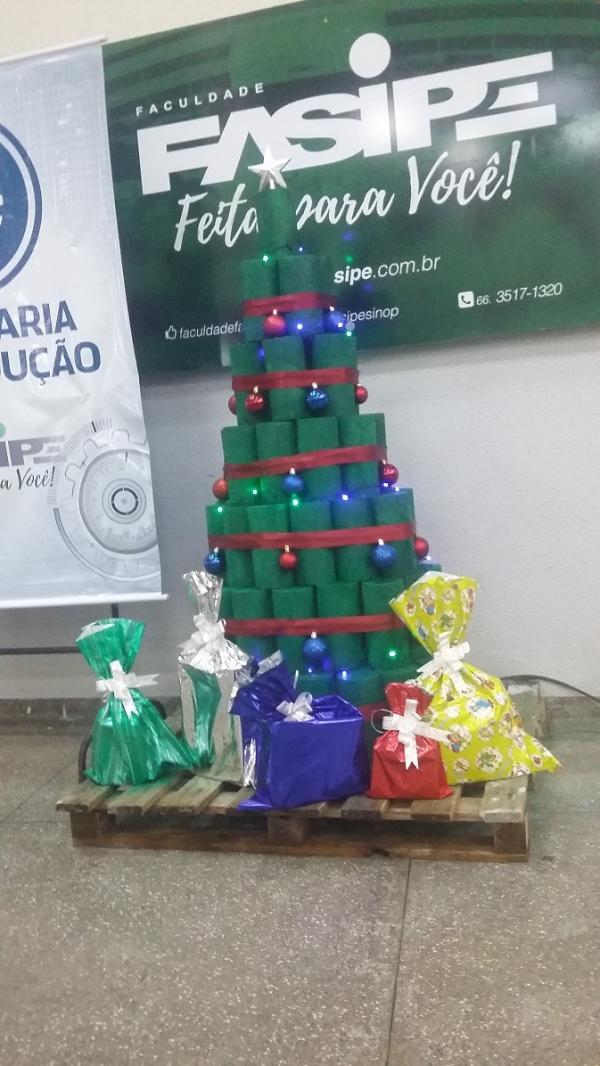 Engenharia: professores criam árvore de natal sustentável