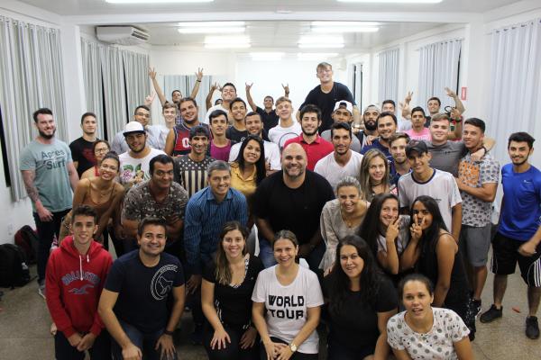 Educação Física da Fasipe recepciona calouros com dinâmicas