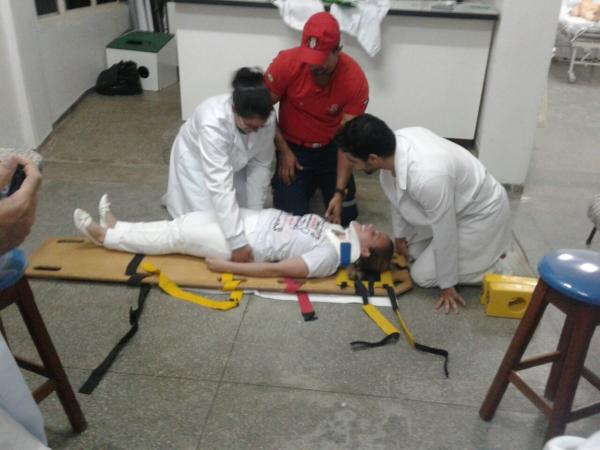 Acadêmicos de enfermagem participam de atividade de resgate e suporte básico de vida