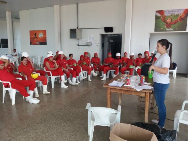 Alunos de Nutrição da Fasipe falam sobre alimentação saudável em empresa