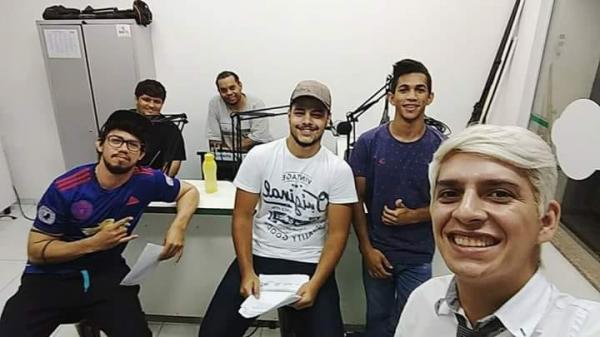 Acadêmicos do curso de Jornalismo realizam programa de rádio