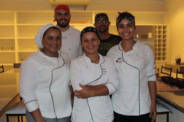 Acadêmicos de Gastronomia preparam jantar com receitas americana