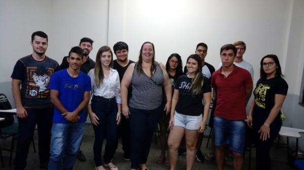 Jornalista da CDL palestra sobre assessoria de imprensa a estudantes