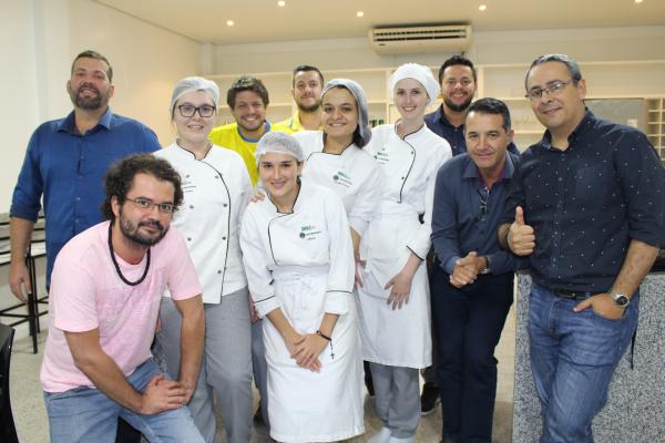 Acadêmicos de Gastronomia preparam jantar mexicano