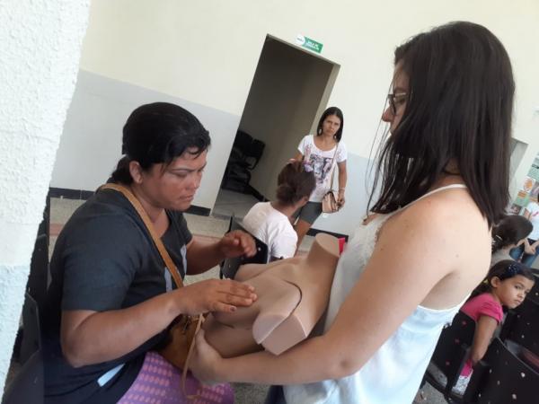 Outubro Rosa: acadêmicos de Odontologia participam da campanha de prevenção