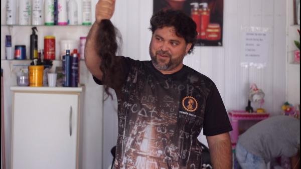 FORMANDO DE ENGENHARIA CIVIL DOA CABELO PARA O INSTITUTO DO CÂNCER INFANTIL