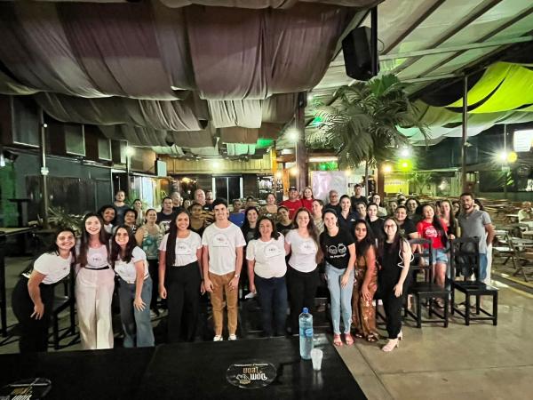 PSICOLOGIA: Em campo, acadêmicos do 9º semestre, realizam palestra orientando pais e alunos de escola de futebol em Sinop, na disciplina de Psicologia do Esporte.