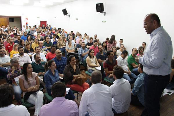 Docentes participam de reunião geral para próximo semestre