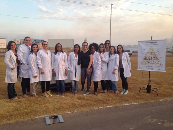 Acadêmicas de Nutrição realizam orientação sobre alimentação saudável