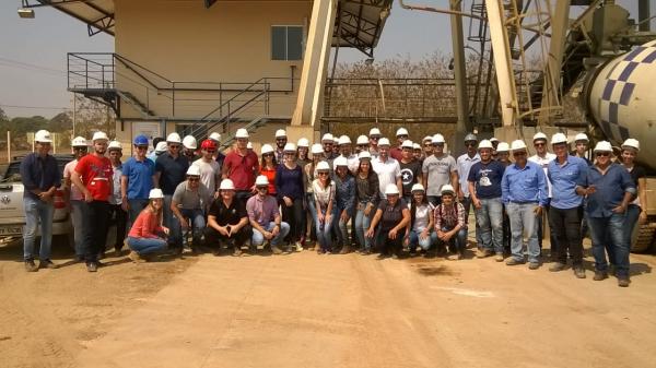 Acadêmicos de Engenharia Civil e de Produção realizam visita técnica em empresa de concreto