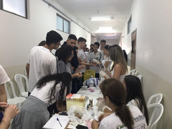 Acadêmicos de Biomedicina realizam teste de tipagem sanguínea em colégio
