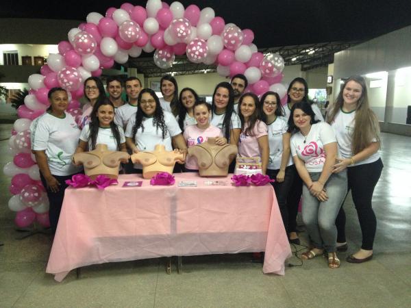 Acadêmicos de enfermagem promovem atividades em alusão ao Outubro Rosa