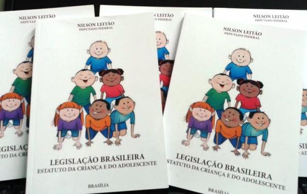 Direito: Acadêmicos recebem exemplares da CF e do ECA