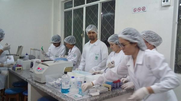 Biomedicina realiza exames gratuitos de microbiologia e hematologia