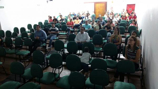 Administração realiza palestras para complementar a aprendizagem
