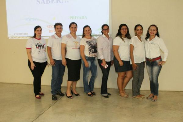 Alunos de Contábeis falam sobre previdência para funcionários de empresa local