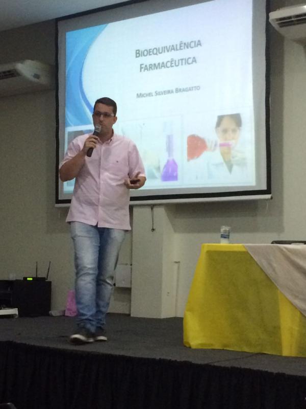 Coordenador de Farmácia palestra sobre Bioequivalência Farmacêutica