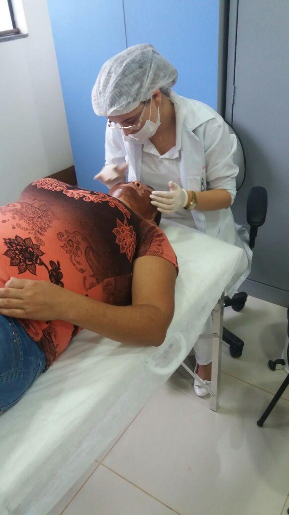 Acadêmicas de Estética atendem mulheres no Outubro Rosa