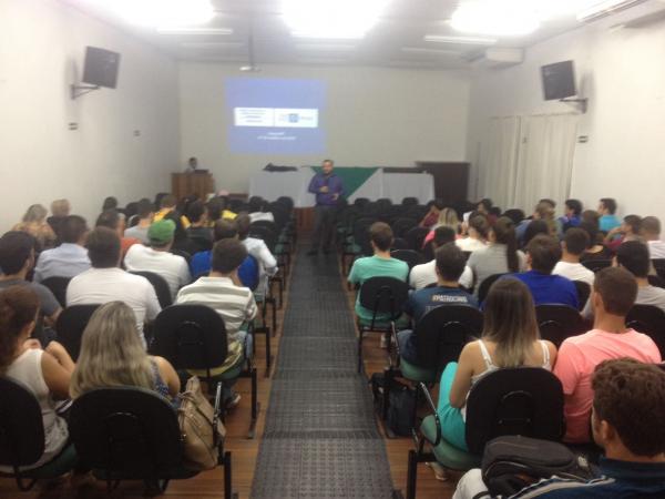 Representante do Procon-Cuiabá ministra palestra sobre Código do Consumidor