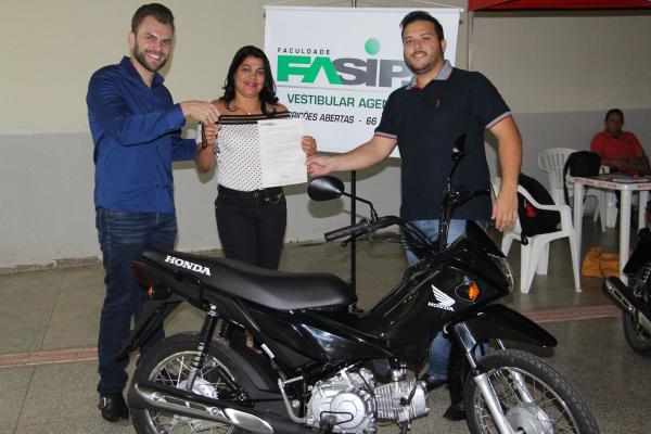 FASIPE entrega moto da promoção Exponop 2017