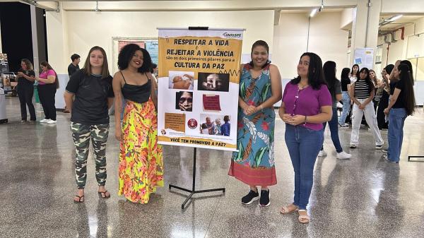 PSICOLOGIA: Acadêmicos realizam projeto de incentivo a cultura da paz com cartazes em saguão da faculdade