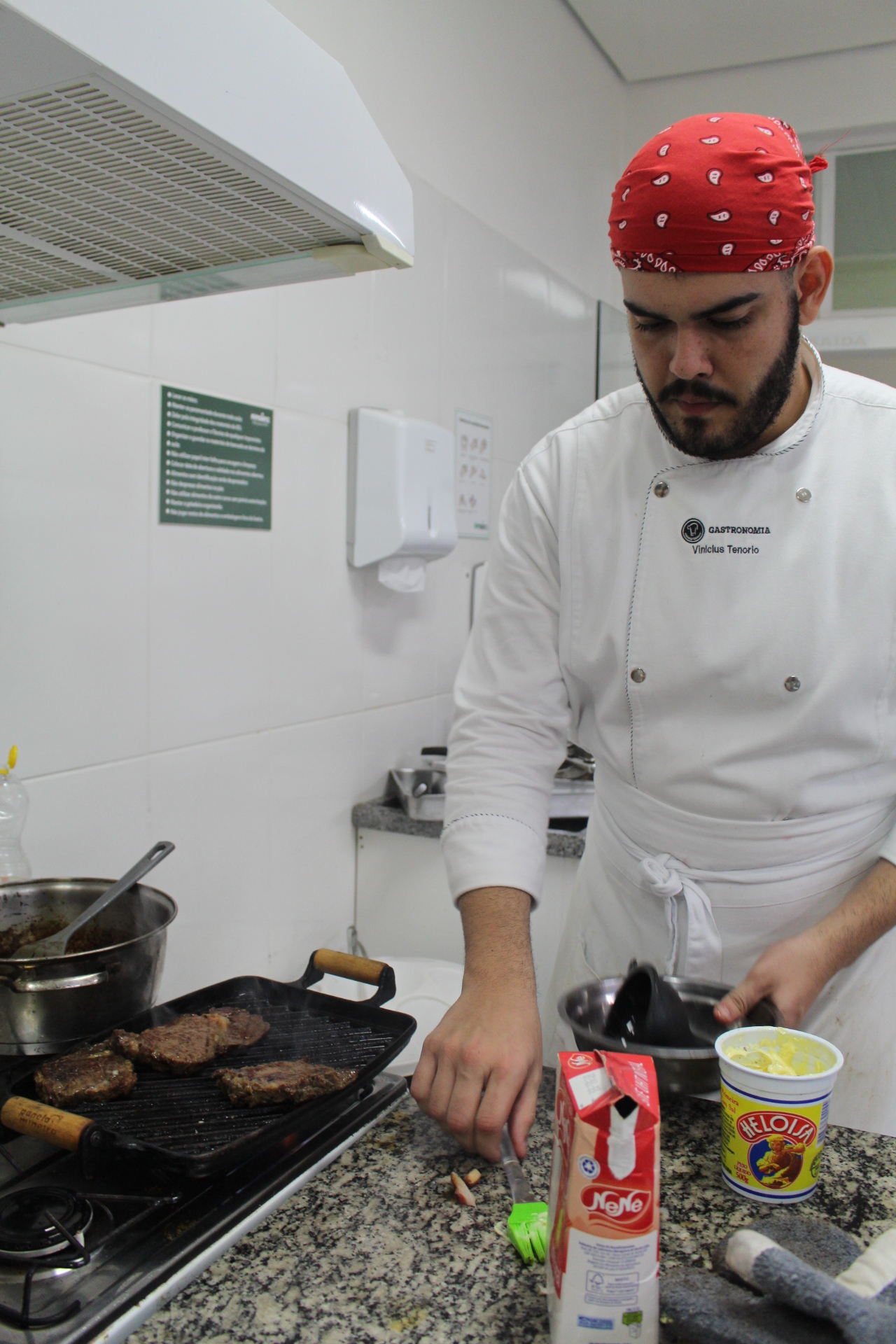 Acadêmicos de Gastronomia preparam jantar com receitas americana ...